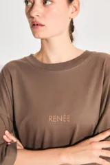 Remerón oversized color marrón, confeccionado en jersey 100% algodón, con estampa serigrafiada a tono en el frente.