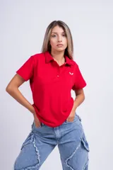 Chomba negra de corte ajustado, con cuello polo y logo bordado en el pecho.