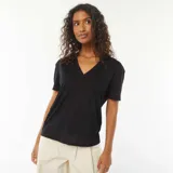Remera negra de manga corta con cuello en V.
