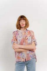 Blusa estampada con cuello mao, abertura frontal y mangas 3/4.
