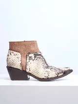 Botín de cuero con estampado de piel de serpiente en tonos beige y marrón, con cuello de cuero liso color marrón claro y taco cuadrado.
