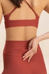 Calza deportiva negra con estampado holográfico de la marca en los laterales.