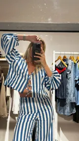 Conjunto de dos piezas de 100% algodón con estampado a cuadros en tonos rojos y azules.