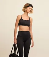 Top deportivo negro con textura animal print de leopardo, breteles finos y copas removibles. Confeccionado en poliamida con acabados seamless.