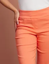 Pantalón capri amarillo de gabardina elastizada marca Ruby Rd, con pretina ancha elastizada, bolsillos delanteros simulados y bolsillos traseros aplicados.