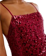 Vestido corto dorado con lentejuelas, escote recto y tirantes finos. Presenta una abertura lateral en la falda y está confeccionado en poliéster y elastano.