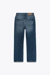 Jeans de tiro alto con cinco bolsillos, efecto lavado y pernera recta.