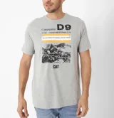 Remera gris de algodón con estampa frontal de un tractor Caterpillar D9 y texto en color negro y naranja.