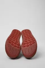 Zapatos Camper Peu Terreno, tipo borcego, color negro con suela de goma color ladrillo.