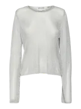 Remera plateada de tejido de punto calado con hilos metálicos, cuello redondo y mangas largas.