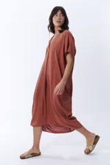 Vestido midi color canela de corte amplio, con escote en V y mangas cortas.