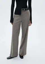 Pantalón de vestir color gris con diseño de espiga, tiro medio, corte recto y bolsillos laterales.