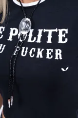 Remera corta color marrón con cuello redondo y mangas cortas con ribete blanco. Estampado frontal con la frase "Be Polite You Fucker" en letras blancas.