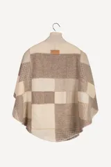 Ruana confeccionada con una mezcla de telas diseñadas exclusivamente por Don Baez. Tiene terminación de crochet hecho a mano.