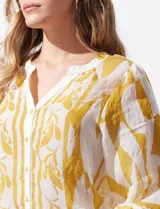 Blusa de gasa estampada, marca Figueroa & Flower. Tiene cuello a la base con escote en V, apertura central con botones y mangas largas ¾ amplias.