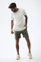 Bermuda deportiva color ladrillo, con cintura elastizada y cordón ajustable.