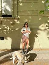 Mini falda marrón elastizada con lazo. El tono del color puede variar por diferencias en la composición de los hilados.