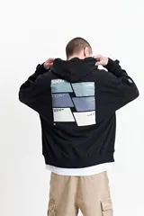 Canguro de felpa negro para hombre con capucha ajustable, puños y arte estampado con el logo.
