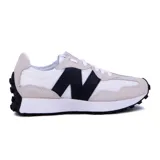 Championes New Balance modelo 327, de estilo retro running, en color blanco con detalles en gris y logo "N" en negro.