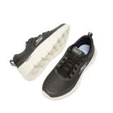 Zapatillas deportivas negras con parte superior de malla, cordones y estampado de la marca. Diseñadas para comodidad y estabilidad en actividades de entrenamiento.