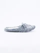 Pantuflas cerradas de tela peluda color gris, con diseño de gato bordado en el empeine.