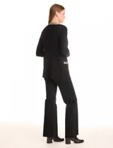 Cardigan negro de tejido acanalado, marca Rio & Rian, con ribete de diseño geométrico en contraste en la apertura frontal, puños y bolsillos simulados.