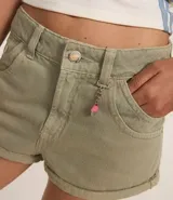 Short color verde oliva confeccionado en sarga, de corte slim, con trabillas en la cintura, cierre tradicional, bolsillos, recortes en los bolsillos delanteros y bajo plegado. Incluye colgante de helado en la trabilla.