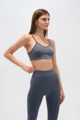 Top deportivo gris con breteles finos, corte al cuerpo y cuello en V.