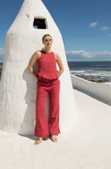 Top sin mangas color azul marino, con cuello redondo y espalda descubierta, atado con tres lazos.