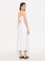 Vestido midi color beige de tela de punto lisa, con escote y espalda rectos, breteles finos y falda con corte en línea A.