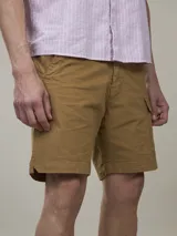 Bermuda de gabardina color ocre, con bolsillos laterales tipo cargo y corte a la rodilla.