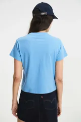 Remera celeste de algodón con estampado frontal del logo de Levi's en color violeta y contorno blanco.