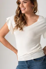 Remera color beige de viscosa, con escote en V y mangas cortas con volados.
