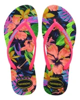 Ojotas Havaianas con base estampada con diseño floral multicolor y tiras rosas.