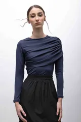 Top elastizado azul marino de jersey tricot suplex, con mangas largas y frunces diagonales en el frente.