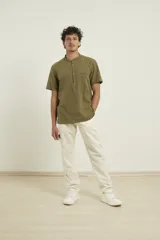 Camisa de manga corta color amarillo, con cuello mao y botones de coco.