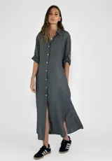 Vestido camisero largo color beige, con cuello clásico, abotonadura frontal completa, mangas 3/4 con trabilla y aberturas laterales.