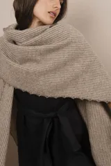 Ruana marrón con terminación de crochet hecho a mano, confeccionada en lana fina sin teñir. Diseño exclusivo de Don Baez, hecha 100% en Uruguay.