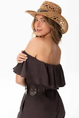 Mono marrón de algodón y elastano, con escote off-shoulder con volados y cinturón elástico con apliques metálicos.
