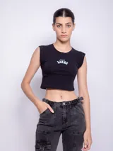 Top negro de corte cropped con estampado frontal, estilo deportivo y sin mangas.