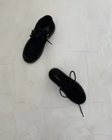 Zapato acordonado negro de cuero vacuno con suela track.