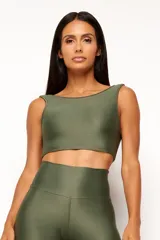 Top deportivo color ladrillo, de poliamida con acabado brillante y textura acanalada, con cuello redondo y espalda escotada.
