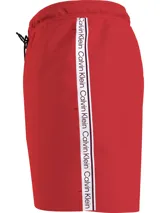 Short de baño rojo con cintura elástica y cordón de ajuste negro.