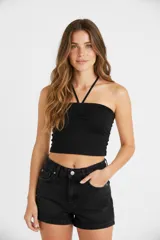 Top negro sin mangas, strapless, al cuerpo y con frunces en el centro.