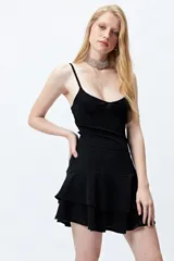 Minifalda negra elastizada con volados.