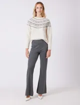 Pantalón wide leg color beige de tiro alto con cintura elastizada y costura central pespuntada a lo largo de la pierna.