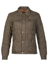 Campera acolchada RKF Dugard color verde oliva, con cuello camisero, cierre frontal con botones a presión, dos bolsillos de parche en el pecho con botón y puños con botón.