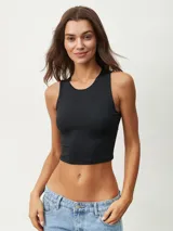 Musculosa corta negra, ajustada al cuerpo, con cuello redondo y sisas amplias.