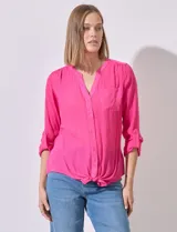 Blusa de gasa rosa de Zac & Rachel, con cuello a la base, escote en V y abertura central con botones.
