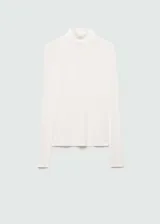 Camiseta blanca de cuello alto y manga larga, corte ajustado.